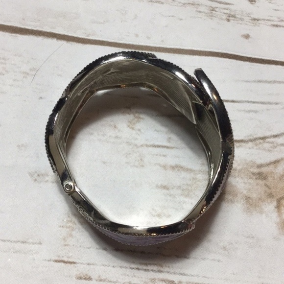 Metallic leaf hinged enamel rhinestone bracelet - Picture 5 of 7